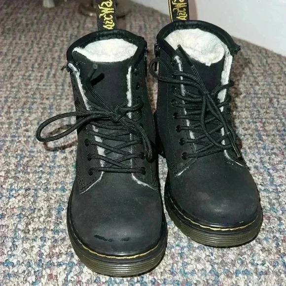 Kids Dr Martens with fuzzy liner size 9 - Picture 2 of 6